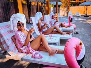 Seasonal outdoor pool, open 8:30 AM to 9:00 PM, sun loungers - Camellia Inn (Healdsburg)