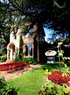 Front of property - Camellia Inn (Healdsburg)