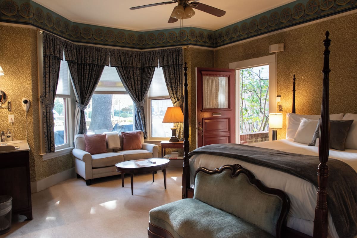 Standard Room, 1 Queen Bed, Private Bathroom (Queen Room) | Premium bedding, down comforters, iron/ironing board, WiFi (free)