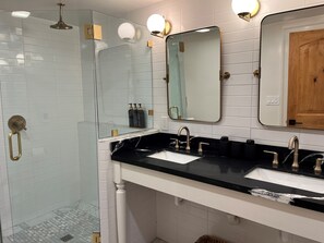 Chambre Deluxe, 1 très grand lit, salle de bains attenante (Queen Deluxe) | Salle de bain | Douche, sèche-cheveux, peignoirs, serviettes fournies