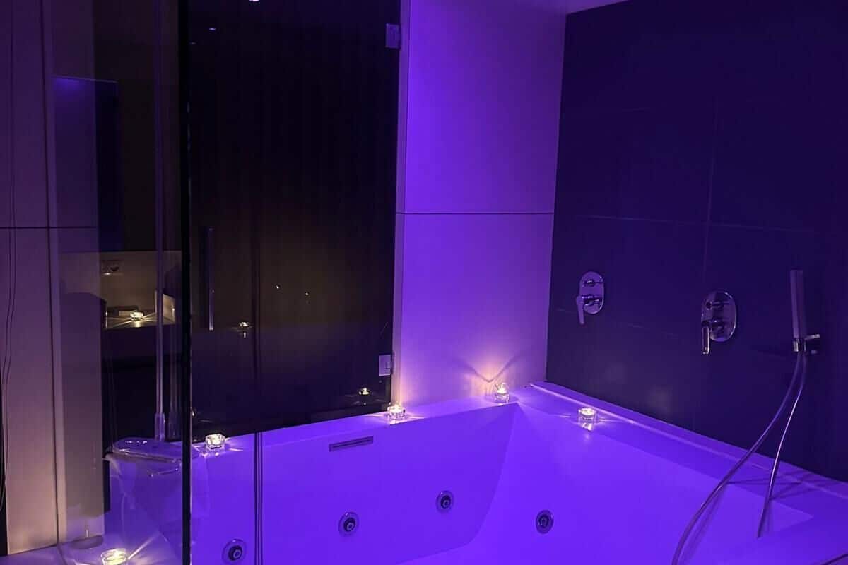 Deluxe-suite | Premium-sengetøj, minibar, pengeskab på værelset, skrivebord