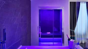 Suite de lujo | Baño | Artículos de higiene personal de diseño, secador de pelo y zapatillas