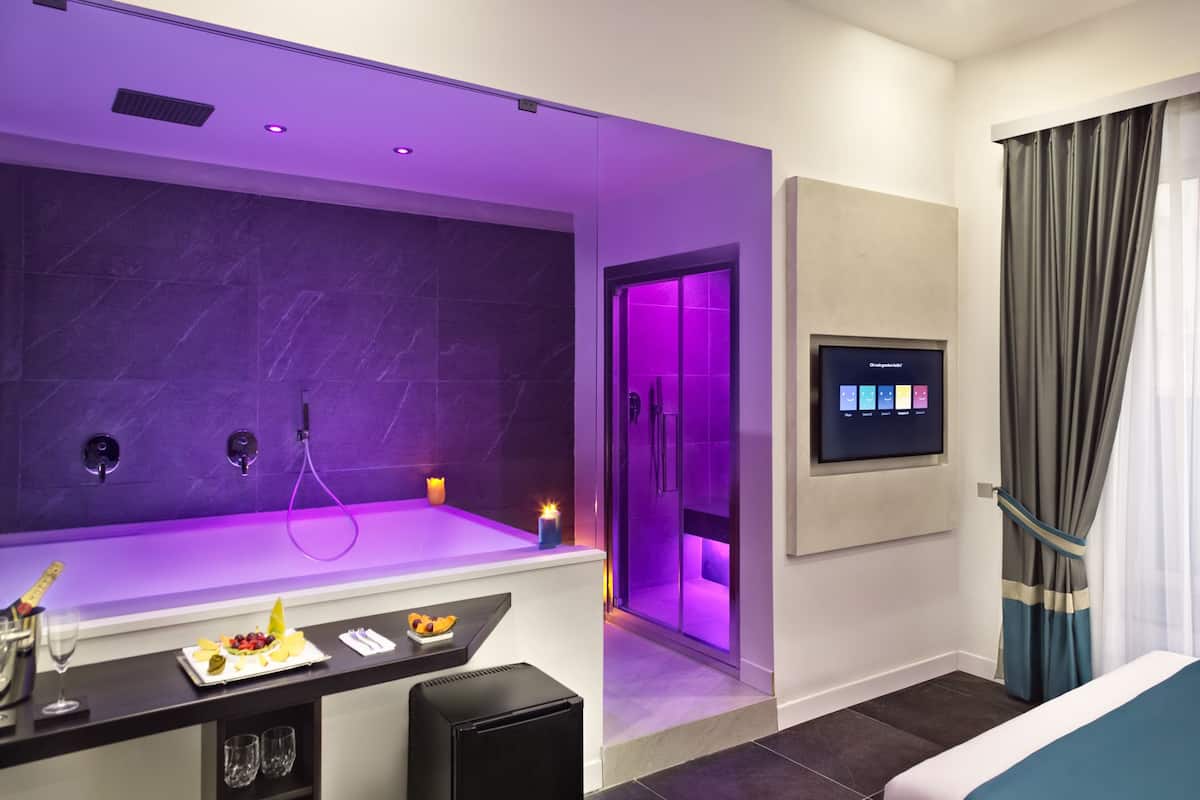 Phòng Suite Cao cấp | Bộ đồ giường cao cấp, minibar, két bảo mật tại phòng, bàn