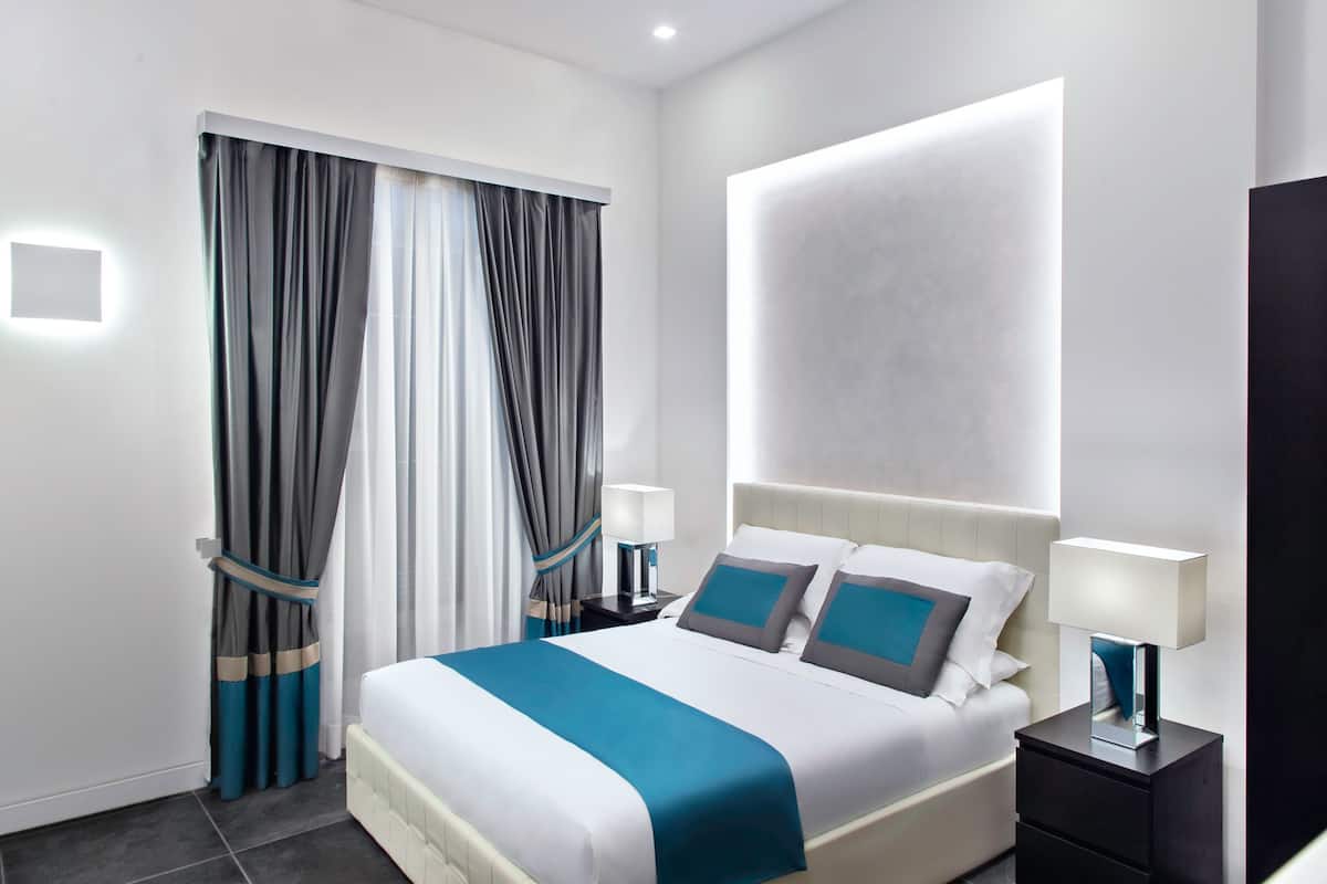 Phòng Suite Cao cấp | Bộ đồ giường cao cấp, minibar, két bảo mật tại phòng, bàn