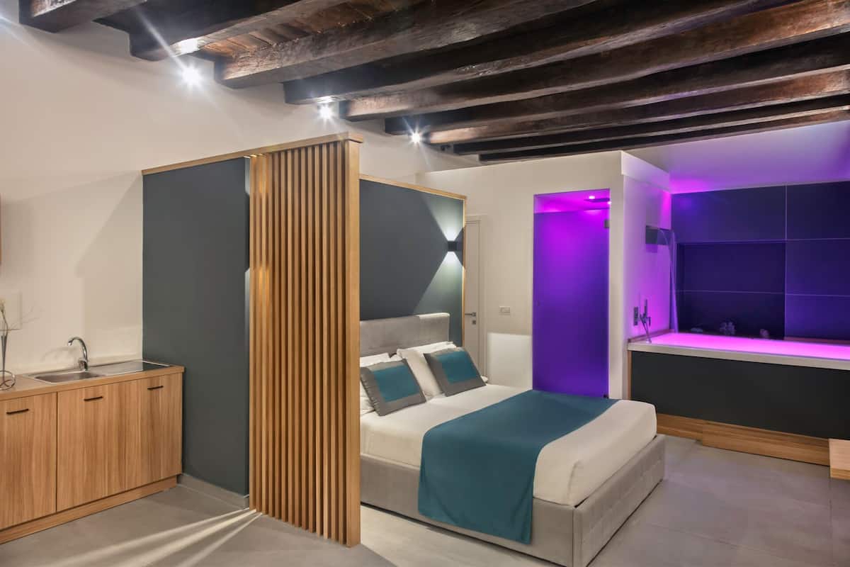 Phòng Suite Deluxe | Bộ đồ giường cao cấp, minibar, két bảo mật tại phòng, bàn