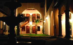 Bagian depan properti - sore/malam
