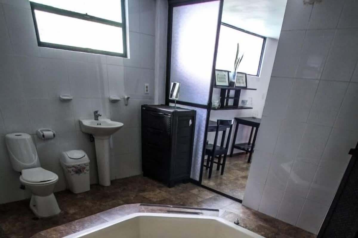 Deluxe Suite | Bathroom
