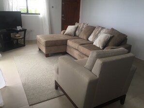 Departamento Prestigio, 2 habitaciones, 2 baños, vista al mar | Área de sala de estar | Televisión de pantalla plana de 40 pulgadas con canales por cable