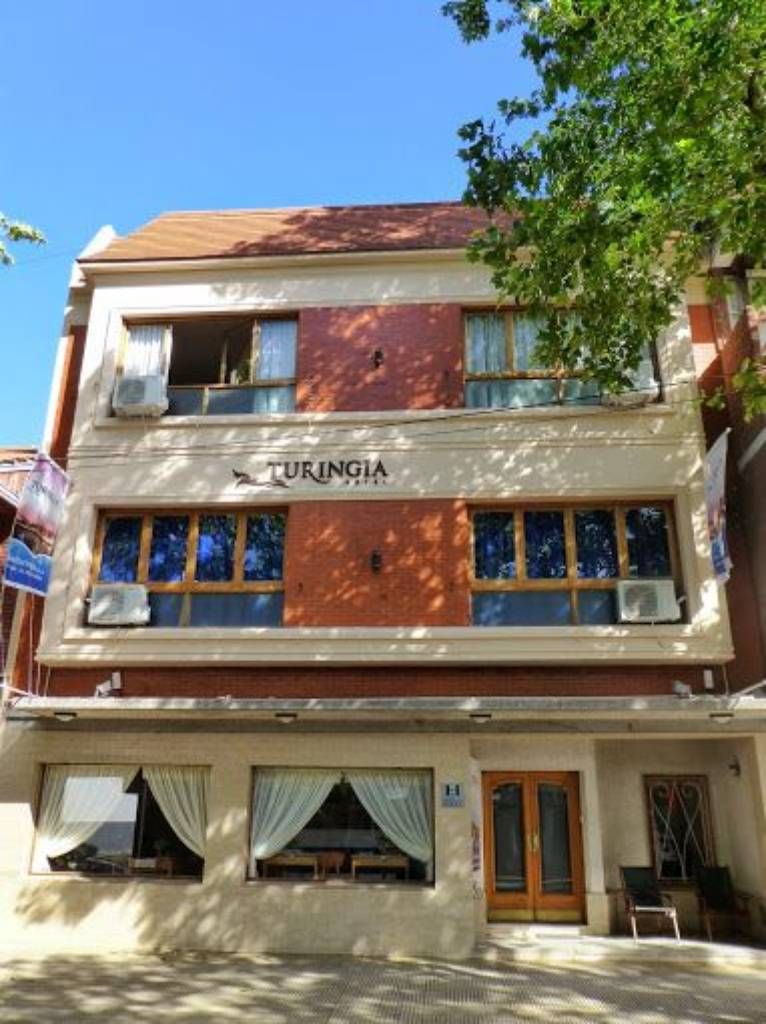 Ein zweistöckiges Gebäude mit dem Schriftzug "TURINGIA" an der Fassade.