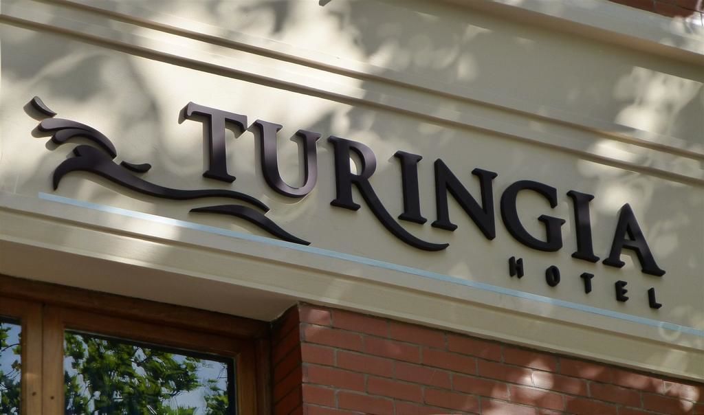 Ein Schild für das Turingia Hotel.