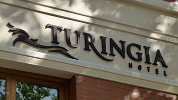 Ein Schild für das Turingia Hotel.