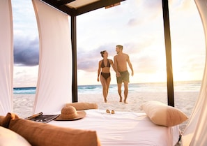 On the beach, white sand, sun-loungers, beach umbrellas - Royal Select at Grand Park Royal Cancun-All Inclusive-Adults Only (Cancun)