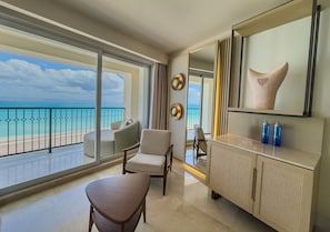 Royal Master Suite Hot Tub Beachfront | Aire de séjour | Téléviseur à écran plat de 40 po avec télévision par cùble, téléviseur