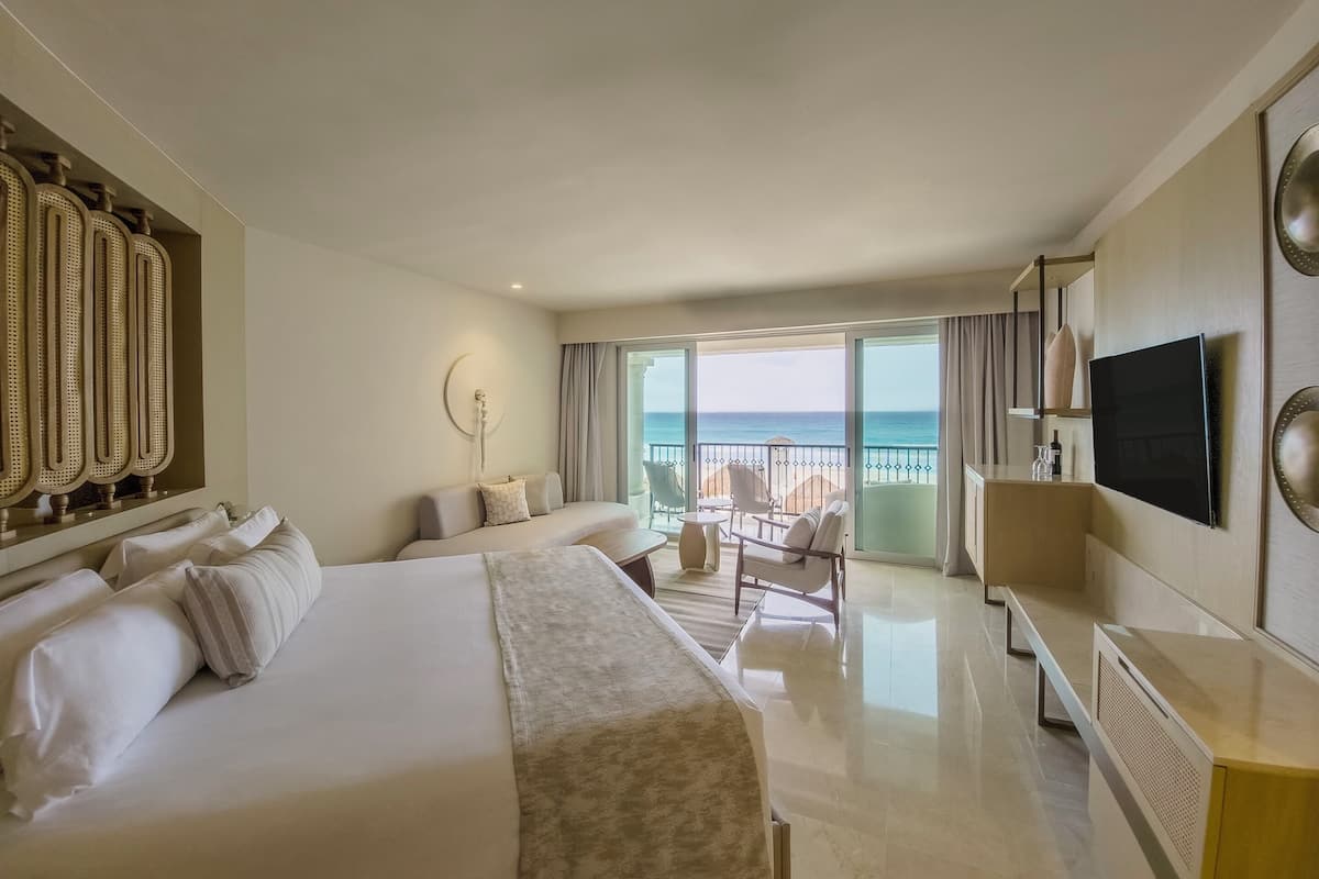 Royal Suite King Hot Tub Beachfront | 1 bedroom, free minibar, in-room safe, desk
