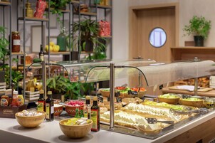 Daily full breakfast (RON 110 per person)