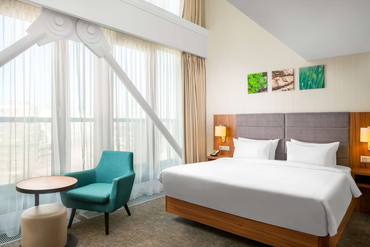 Phòng Deluxe, 1 giường cỡ king, quang cảnh thành phố | Két bảo mật tại phòng, bàn, khu vực làm việc phù hợp cho laptop