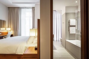 Suite, 1 habitación | Caja fuerte, escritorio, espacio para trabajar con un portátil