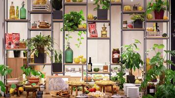 Frokost, lunsj og middag serveres, internasjonale retter, uteservering