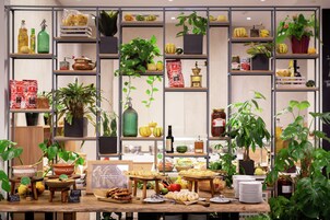 Se sirven desayunos y almuerzos, restaurante con mesas al aire libre 