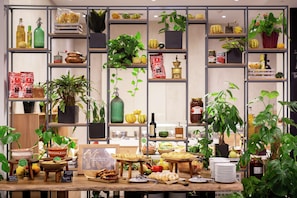 Se sirven desayunos y cocina internacional (con mesas al aire libre)