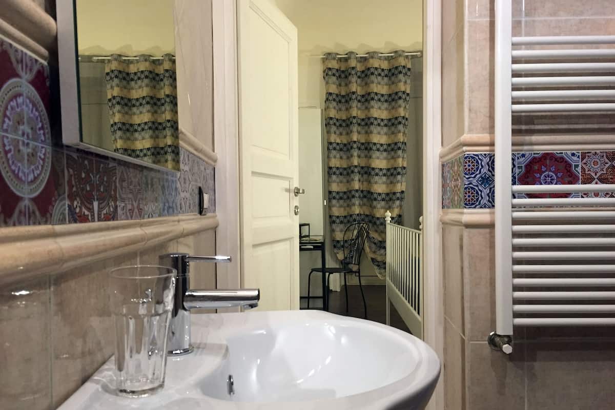 Double Room, Balcony, City View | Bathroom sink