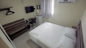 Standard-huone | Minibaari, tallelokero huoneessa, työpöytä, ilmainen Wi-Fi