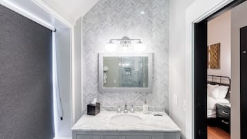 Luxury House, 6 Bedrooms | Bathroom | Shower, free toiletries, hair dryer, towels
