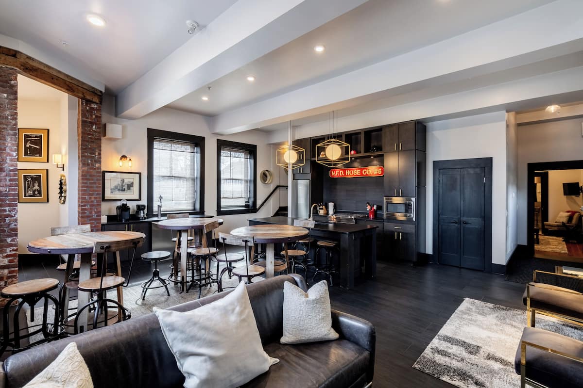 Luxe huis, 6 slaapkamers | Woonruimte | Een flatscreentelevisie
