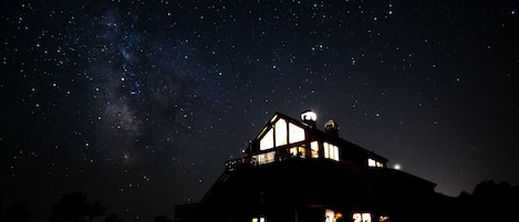 Façade de l’hébergement - soirée/nuit