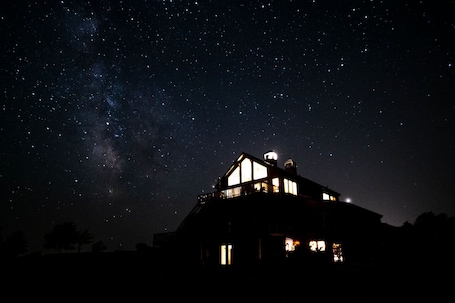 Fachada del alojamiento - Noche. ReWild Ranch