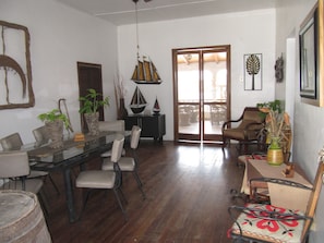 29–tuumainen televisio, jossa kaapelikanavat