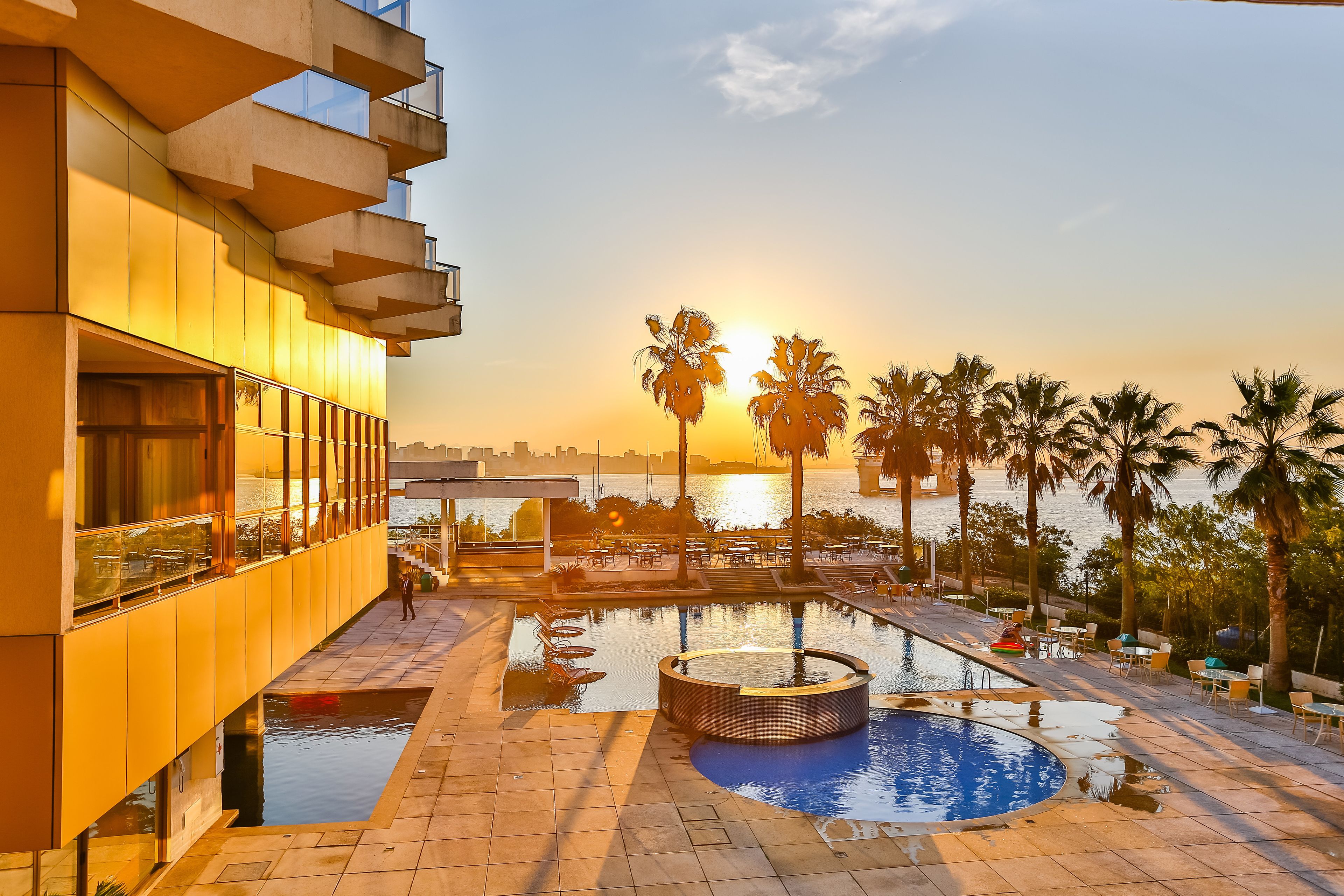 Una piscina al aire libre
