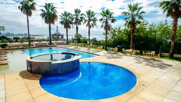 Kolam renang outdoor