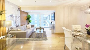 Un salon moderne avec un canapé, une table basse et une table à manger.