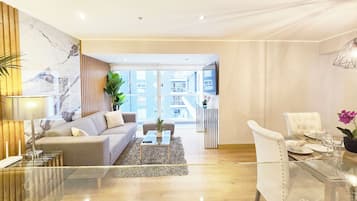 Apartemen, 2 kamar tidur | Area keluarga | Smart TV 49-inci dengan saluran TV kabel dan meja tenis meja
