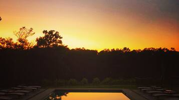 حمّام سباحة خارجي، مظلات على حمّام السباحة، مقاعد للتشمس