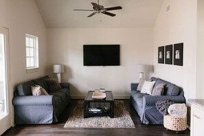 Bungalow Grand | Sängtillbehör av högsta kvalitet, strykjärn/strykbräda och gratis wi-fi