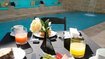 Free daily full breakfast