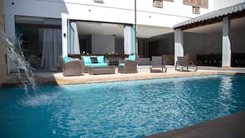 Piscina all'aperto, una piscina con cascata