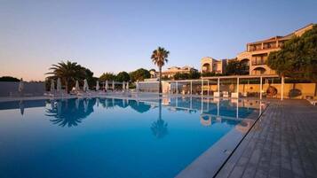 Piscine couverte, piscine extérieure