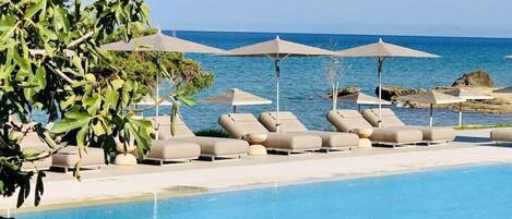 Een binnenzwembad en een buitenzwembad