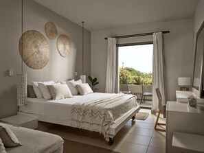Una camera da letto con un letto, una scrivania, una sedia e vista sull'esterno.