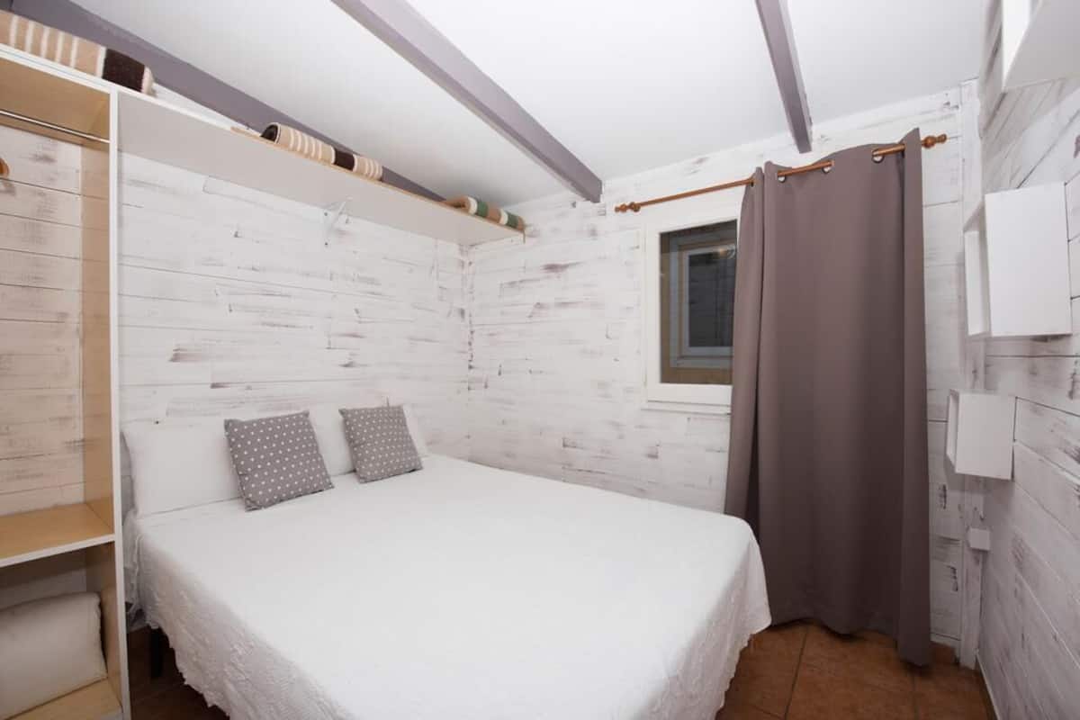 Caja de seguridad en la habitación, cunas, wifi y ropa de cama
