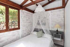 Bungalow, 1 soverom | Safe på rommet, barnesenger, wi-fi (mot et tillegg) og sengetøy