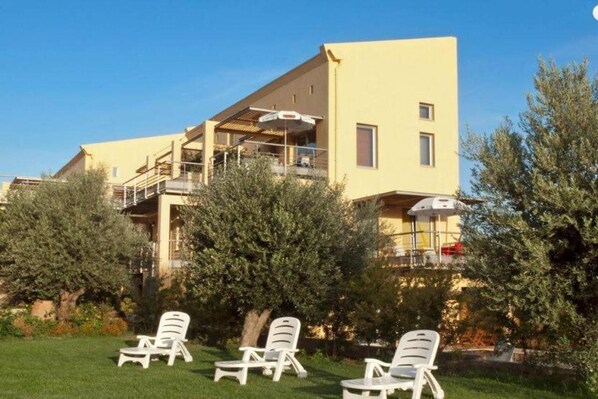 Property grounds - Sorta Apartments (Chania)