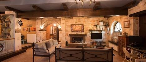 Living room | TV, fireplace