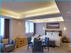 Rideaux occultants, fer et planche à repasser, Wi-Fi gratuit