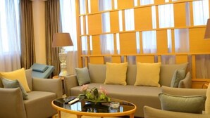 A modern hotel room with a sofa set, a coffee table, and a lamp. - GreenTree Eastern Bijie Qixingguan Zhaoshanghuayuan Hotel (Bijie)