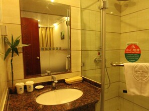 Dusche, kostenlose Toilettenartikel, Haartrockner, Hausschuhe