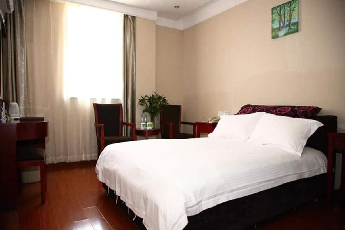 Blackout drapes, iron/ironing board, free WiFi
